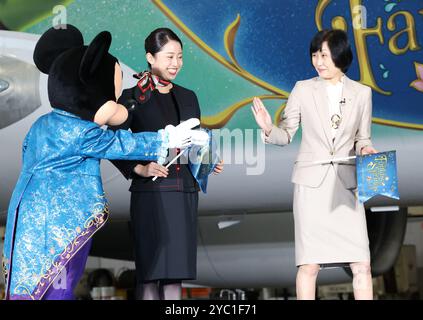 Tokio, Japan. Oktober 2024. Der Präsident von Japan Airlines (JAL), Mitsuko Tottori (R), lächelt mit Mickey (L) Maus, während JAL Disney Chracters den Entwurf „Fantasy Journey Express“ zeigt, um die neue Gegend des Tokyo Disney Resorts „Fantasy Springs“ zu feiern, die am Montag, den 21. Oktober 2024 in einem JAL-Hangar in Tokio eröffnet wurde. JAL startet den neuen Disney Jet am 21. Oktober auf die Inlandsstrecke. Kredit: Aflo Co. Ltd./Alamy Live News Stockfoto