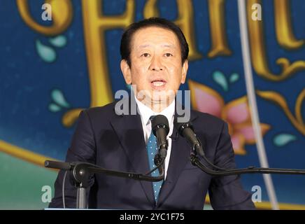Tokio, Japan. Oktober 2024. Kenji Yoshida, Präsident des Tokyo Disney Resort-Betreibers Oriental Land, hält eine Rede, während Japan Airlines (JAL) den von Disney Chracters entworfenen Jet „Fantasy Journey Express“ zeigt, um das neue Gebiet „Fantasy Springs“ des Tokyo Disney Resorts zu feiern, das am Montag, den 21. Oktober 2024 in einem JAL-Hangar in Tokio eröffnet wurde. JAL startet den neuen Disney Jet am 21. Oktober auf die Inlandsstrecke. Kredit: Aflo Co. Ltd./Alamy Live News Stockfoto