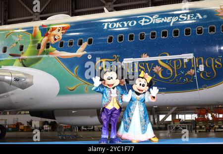 Tokio, Japan. Oktober 2024. Mickey (L) und Minnie Mouse (R) posieren als Foto, als Japan Airlines (JAL) den von Disney Chracters entworfenen Jet „Fantasy Journey Express“ zeigt, um das neue Gebiet „Fantasy Springs“ des Tokyo Disney Resorts zu feiern, das am Montag, 21. Oktober 2024 in einem JAL-Hangar in Tokio eröffnet wurde. JAL startet den neuen Disney Jet am 21. Oktober auf die Inlandsstrecke. Kredit: Aflo Co. Ltd./Alamy Live News Stockfoto
