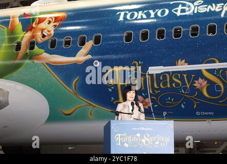 Tokio, Japan. Oktober 2024. Der Präsident von Japan Airlines (JAL), Mitsuko Tottori, hält eine Rede, in der JAL den von Disney Chracters entworfenen Jet „Fantasy Journey Express“ zeigt, um das neue Gebiet „Fantasy Springs“ des Tokyo Disney Resorts zu feiern, das am Montag, den 21. Oktober 2024 in einem JAL-Hangar in Tokio eröffnet wurde. JAL startet den neuen Disney Jet am 21. Oktober auf die Inlandsstrecke. Kredit: Aflo Co. Ltd./Alamy Live News Stockfoto