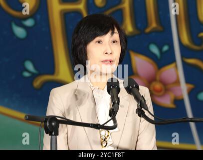 Tokio, Japan. Oktober 2024. Der Präsident von Japan Airlines (JAL), Mitsuko Tottori, hält eine Rede, in der JAL den von Disney Chracters entworfenen Jet „Fantasy Journey Express“ zeigt, um das neue Gebiet „Fantasy Springs“ des Tokyo Disney Resorts zu feiern, das am Montag, den 21. Oktober 2024 in einem JAL-Hangar in Tokio eröffnet wurde. JAL startet den neuen Disney Jet am 21. Oktober auf die Inlandsstrecke. Kredit: Aflo Co. Ltd./Alamy Live News Stockfoto