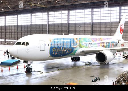 Tokio, Japan. Oktober 2024. Japan Airlines (JAL) zeigt den von Disney Chracters entworfenen Jet „Fantastic Journey Express“, um das neue Gebiet „Fantasy Springs“ des Tokyo Disney Resorts zu feiern, das am Montag, 21. Oktober 2024 in einem JAL-Hangar in Tokio eröffnet wurde. JAL startet den neuen Disney Jet am 21. Oktober auf die Inlandsstrecke. Kredit: Aflo Co. Ltd./Alamy Live News Stockfoto