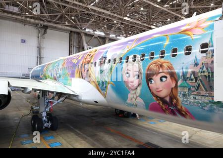 Tokio, Japan. Oktober 2024. Japan Airlines (JAL) zeigt den von Disney Chracters entworfenen Jet „Fantastic Journey Express“, um das neue Gebiet „Fantasy Springs“ des Tokyo Disney Resorts zu feiern, das am Montag, 21. Oktober 2024 in einem JAL-Hangar in Tokio eröffnet wurde. JAL startet den neuen Disney Jet am 21. Oktober auf die Inlandsstrecke. Kredit: Aflo Co. Ltd./Alamy Live News Stockfoto