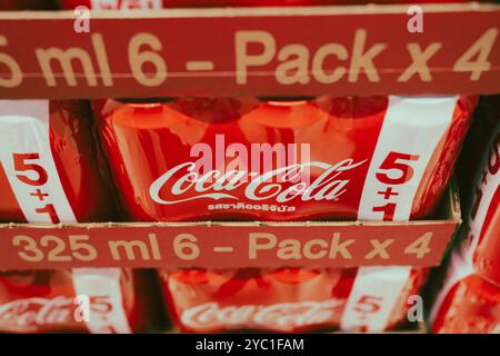 Bangkok, Thailand - 13. Oktober 2024 : Packungen Cola oder Coca-Cola-Dosen in einem Supermarkt. Stockfoto