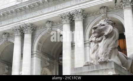 New York City, Manhattan Midtown Bryant Park. Architektur des öffentlichen Bibliotheksgebäudes, 42 Street und 5th Fifth 5 Avenue Corner, USA. NYC Wahrzeichen in den USA. Fassade und Löwenskulptur Stockfoto