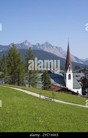 Blick auf das Dorf mit Pfarrkirche St. Oswald, Karwendelgebirge, Blick vom Pfarrhügel Seefeld, Tirol, Österreich, Europa Stockfoto