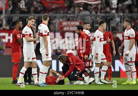 Aleksandar Pavlovic FC Bayern München FCB (45) verletzt, Verletzung, Schlüsselbeinbruch, Teamarzt Prof. Dr. Peter Ueblacker Allianz Arena, München, Bavari Stockfoto