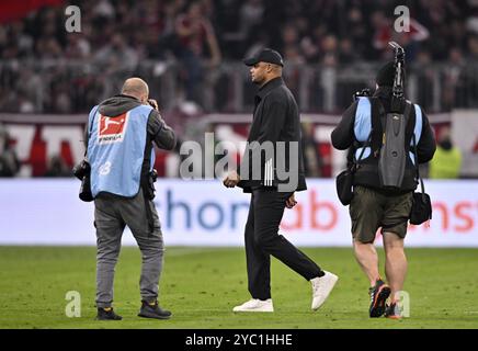 Coach Vincent Kompany FC Bayern München FCB im Fokus der Presse, Pressefotograf, Sportfotograf, TV-Kamera, Allianz Arena, München, Bavar Stockfoto