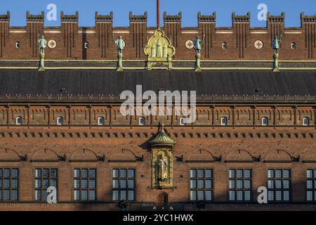 Backsteinfassade mit vergoldeter Skulptur von Bischof Absalon, Rathaus im nationalromantischen Stil von Martin Nyrop, Rathausplatz oder Ra Stockfoto