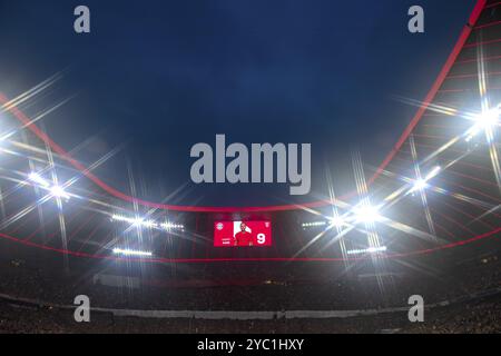 Spielerpräsentation, Harry Kane FC Bayern München FCB (09) Anzeigetafel, Logo, Allianz Arena, beleuchtet, blaue Stunde, München, Bayern, Deutschland, Europa Stockfoto