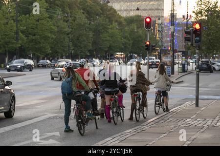 Gruppe von Radfahrern, die an einer Kreuzung an einer Hauptstraße auf das grüne Licht warten, Stadtzentrum, Kopenhagen, Dänemark, Europa Stockfoto