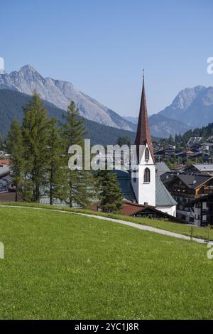 Blick auf das Dorf mit Pfarrkirche St. Oswald, Karwendelgebirge, Blick vom Pfarrhügel Seefeld, Tirol, Österreich, Europa Stockfoto