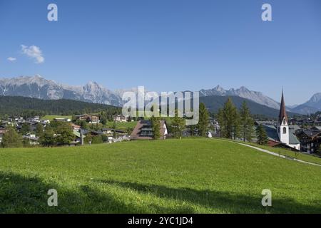 Blick auf das Dorf mit Pfarrkirche St. Oswald, Karwendelgebirge, Blick vom Pfarrhügel Seefeld, Tirol, Österreich, Europa Stockfoto