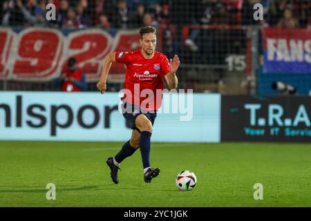 Unterhaching, Deutschland. Oktober 2024. Tim Knipping (SpVgg Unterhaching, 34) mit Ball, SpVgg Unterhaching vs. TSV 1860 München, Fussball, 3. Liga, 10. Spieltag, Saison 2024/2025, 20.10.2024, DFL-VORSCHRIFTEN VERBIETEN DIE VERWENDUNG VON FOTOS ALS BILDSEQUENZEN, Foto: Eibner-Pressefoto/Jenni Maul Credit: dpa/Alamy Live News Stockfoto