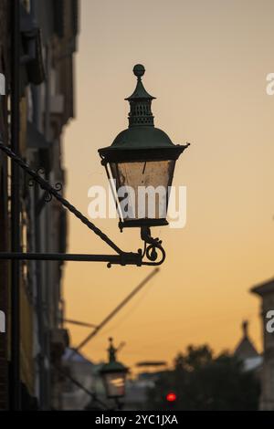 Silhouette einer historischen Straßenlaterne oder Straßenlaterne im Abendlicht, nostalgische Atmosphäre, Kopenhagen, Dänemark, Europa Stockfoto