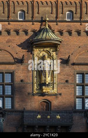 Backsteinfassade mit vergoldeter Skulptur von Bischof Absalon, Rathaus im nationalromantischen Stil von Martin Nyrop, Rathausplatz oder Ra Stockfoto