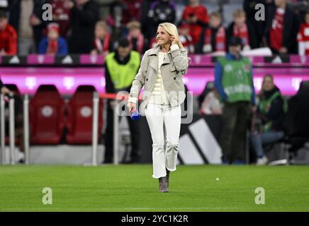 SKY TV Expertin Julia Simic mit Mikrofon, Mikrofon, Logo, auf dem Weg zum Interview, Smile, Allianz Arena, München, Bayern, Deutschland, Europa Stockfoto