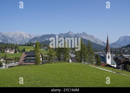 Blick auf das Dorf mit Pfarrkirche St. Oswald, Karwendelgebirge, Blick vom Pfarrhügel Seefeld, Tirol, Österreich, Europa Stockfoto