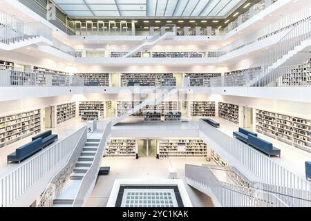 Stadtbibliothek Stuttgart am Mailaender Platz. Innenansicht. Stuttgart, Baden-Württemberg, Deutschland, Europa Stockfoto