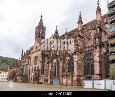 Landschaftsansicht des gotischen Doms Freiburger Münster, Deutschland, 21. August 2022 Stockfoto