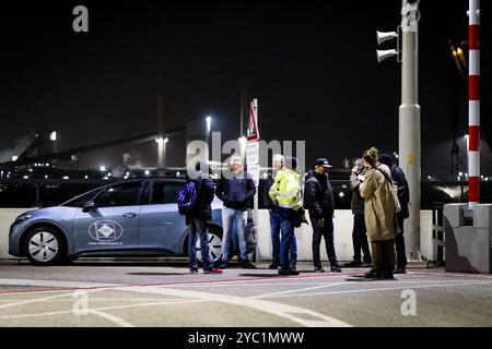 IJMUIDEN - Gegner an der Seeschleuse für eine Aktion durch Extinction Rebellion rund um die Ankunft des Kreuzfahrtschiffs MSC Virtuosa an den IJmuiden Schleusen, um nach Amsterdam zu fahren. ANP RAMON VAN FLYMEN niederlande aus - belgien aus Stockfoto