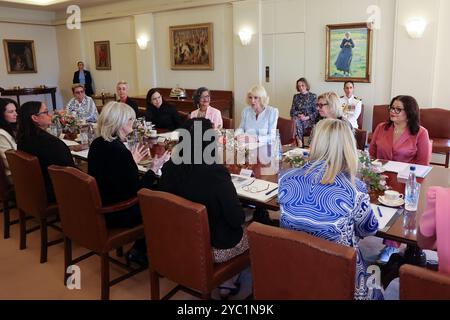 Königin Camilla nimmt an einer Diskussion über familiäre und häusliche Gewalt in Australien im Regierungsgebäude in Canberra Teil, die den ersten Besuch des Königs als Souverän im australischen Parlamentsgebäude am zweiten Tag des königlichen Besuchs in Australien und Samoa feierte. Bilddatum: Montag, 21. Oktober 2024. Stockfoto