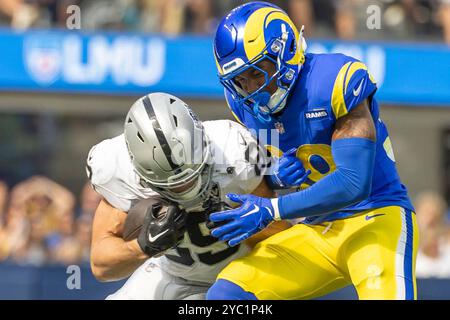 Los Angeles, Usa. Oktober 2024. Brock Bowers (L) tritt gegen den Defensivverteidiger Jaylen McCollough (R) der Los Angeles Rams während eines NFL-Fußballspiels im SoFi Stadium am Sonntag, den 20. Oktober 2024, in Inglewood an. Kalif. Los Angeles Rams gewann gegen Las Vegas Raiders 20:15 Credit: SOPA Images Limited/Alamy Live News Stockfoto