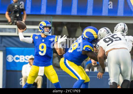 Los Angeles, Usa. Oktober 2024. Los Angeles Rams Quarterback Matthew Stafford (L) schaut gegen die Las Vegas Raiders während eines Fußballspiels der NFL im SoFi Stadium am Sonntag, den 20. Oktober 2024, in Inglewood, an. Kalif. Los Angeles Rams gewann gegen Las Vegas Raiders 20:15 (Foto: Ringo Chiu/SOPA Images/SIPA USA) Credit: SIPA USA/Alamy Live News Stockfoto