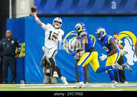 Los Angeles, Usa. Oktober 2024. Las Vegas Raiders Quarterback Gardner Minshew II (L) gibt den Ball gegen die Los Angeles Rams während eines NFL-Fußballspiels im SoFi Stadium am Sonntag, den 20. Oktober 2024, in Inglewood, Kalif. Los Angeles Rams gewann gegen Las Vegas Raiders 20:15 Credit: SOPA Images Limited/Alamy Live News Stockfoto