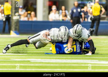 Los Angeles, Usa. Oktober 2024. Las Vegas Raiders Safety Isaiah Pola-Mao (L) und Linebacker Robert Spillane (R) tauchen während eines NFL-Fußballspiels im SoFi Stadium am Sonntag, den 20. Oktober 2024, in Inglewood über den Breitbandempfänger Demarcus Robinson (C) der Los Angeles Rams. Kalif. Los Angeles Rams gewann gegen Las Vegas Raiders 20:15 (Foto: Ringo Chiu/SOPA Images/SIPA USA) Credit: SIPA USA/Alamy Live News Stockfoto