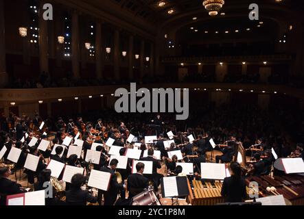 Wien. Oktober 2024. Dieses Foto, das am 20. Oktober 2024 aufgenommen wurde, zeigt ein Sinfoniekonzert des chinesischen Zentralen Musikkonservatoriums in Wien. Quelle: He Canling/Xinhua/Alamy Live News Stockfoto
