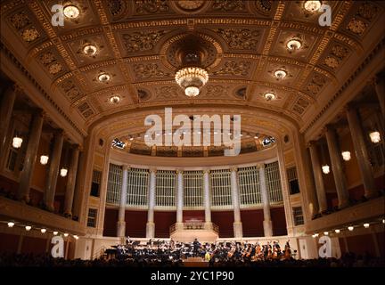 Wien. Oktober 2024. Dieses Foto, das am 20. Oktober 2024 aufgenommen wurde, zeigt ein Sinfoniekonzert des chinesischen Zentralen Musikkonservatoriums in Wien. Quelle: He Canling/Xinhua/Alamy Live News Stockfoto