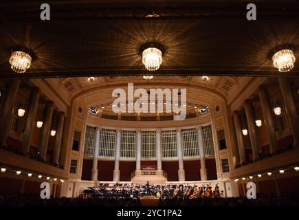 Wien. Oktober 2024. Dieses Foto, das am 20. Oktober 2024 aufgenommen wurde, zeigt ein Sinfoniekonzert des chinesischen Zentralen Musikkonservatoriums in Wien. Quelle: He Canling/Xinhua/Alamy Live News Stockfoto