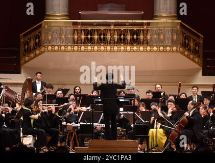 Wien. Oktober 2024. Dieses Foto, das am 20. Oktober 2024 aufgenommen wurde, zeigt ein Sinfoniekonzert des chinesischen Zentralen Musikkonservatoriums in Wien. Quelle: He Canling/Xinhua/Alamy Live News Stockfoto