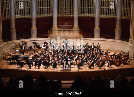 Wien. Oktober 2024. Dieses Foto, das am 20. Oktober 2024 aufgenommen wurde, zeigt ein Sinfoniekonzert des chinesischen Zentralen Musikkonservatoriums in Wien. Quelle: He Canling/Xinhua/Alamy Live News Stockfoto