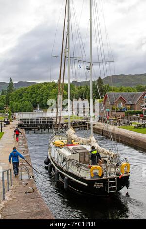 Boot in Fort Augustus Schleusen auf dem Caledonian Canal Stockfoto