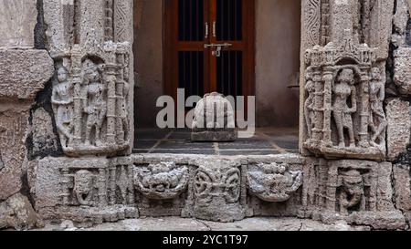 Wunderschöne Schnitzereien am Eingangsrahmen des Kaneshwar Mahadev Tempels, ein altes Wunderwerk aus dem 13. Jahrhundert, Devbhoomi Dwarka, Gujarat, Indien. Stockfoto