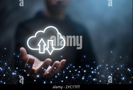 Das Cloud-Computing-Diagramm wird auf der Hand des Menschen dargestellt. Cloud-Technologie. Datenspeicherung. Netzwerk- und Internetservicekonzept. Technologien, die die Welt verbinden Stockfoto