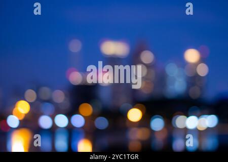 Abstrakte Bokeh-Nacht im Stadthintergrund, Stadtbild zur Dämmerung verschwommenes Foto Stockfoto