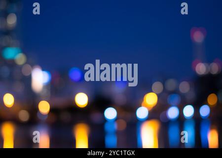 Abstrakte Bokeh-Nacht im Stadthintergrund, Stadtbild zur Dämmerung verschwommenes Foto Stockfoto