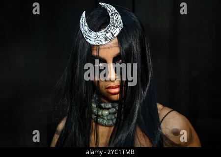 New York City, Usa. Oktober 2024. Ein Cosplayer kleidet sich am 20. Oktober 2024 als Hexe von Suicide Squad für die New York Comic Con im Javits Center in New York City. (Foto: Gordon Donovan/NurPhoto) Credit: NurPhoto SRL/Alamy Live News Stockfoto