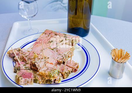 Petersilienschinken in der Produktionsstätte der Firma Chambade in Chalon sur Saone am 2. September 2024. Stockfoto