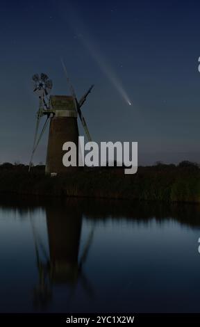 Komet C/2023 A3 (Tsuchinshan-ATLAS) über der Turf Fen-Entwässerungsmühle, Norfolk Stockfoto