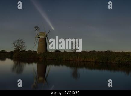 Komet C/2023 A3 (Tsuchinshan-ATLAS) über der Turf Fen-Entwässerungsmühle, Norfolk Stockfoto