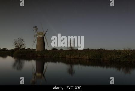 Komet C/2023 A3 (Tsuchinshan-ATLAS) über der Turf Fen-Entwässerungsmühle, Norfolk Stockfoto