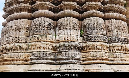 Schnitzereien von hinduistischen Gottheiten und Tieren auf der Rückseite des Sankaleshwar Mahadev Tempels, Sankali, Junagadh, Gujarat, Indien. Stockfoto