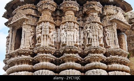 Schnitzereien von hinduistischen Gottheiten und Tieren auf der Rückseite des Sankaleshwar Mahadev Tempels, Sankali, Junagadh, Gujarat, Indien. Stockfoto