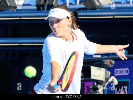 Tokio, Japan. Oktober 2024. Varvara Gracheva aus Frankreich kehrt den Ball gegen die japanische Mai Hontama während des ersten Runde-Spiels des Toray Pan Pacific Open Tennis Turniers im Ariake Coliseum in Tokio am Montag, den 21. Oktober 2024 zurück. Gracheva besiegte Hontama. (Foto: Yoshio Tsunoda/AFLO) Credit: Aflo Co. Ltd./Alamy Live News Stockfoto