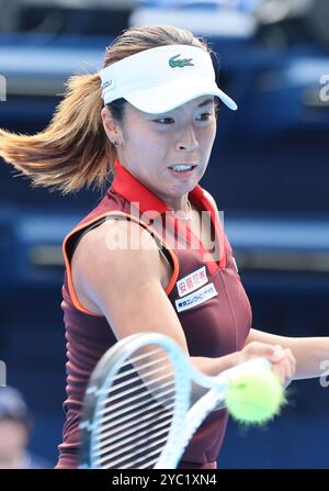 Tokio, Japan. Oktober 2024. Mai Hontama aus Japan kehrt den Ball gegen Varvara Gracheva aus Frankreich während des ersten Runde-Spiels des Toray Pan Pacific Open Tennis Turniers im Ariake Coliseum in Tokio am Montag, den 21. Oktober 2024, zurück. Gracheva besiegte Hontama. (Foto: Yoshio Tsunoda/AFLO) Credit: Aflo Co. Ltd./Alamy Live News Stockfoto