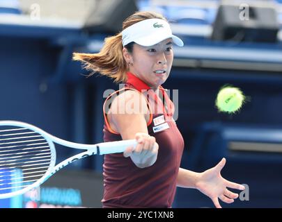 Tokio, Japan. Oktober 2024. Mai Hontama aus Japan kehrt den Ball gegen Varvara Gracheva aus Frankreich während des ersten Runde-Spiels des Toray Pan Pacific Open Tennis Turniers im Ariake Coliseum in Tokio am Montag, den 21. Oktober 2024, zurück. Gracheva besiegte Hontama. (Foto: Yoshio Tsunoda/AFLO) Credit: Aflo Co. Ltd./Alamy Live News Stockfoto